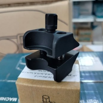 Outil d écartement des alésages de serrage amortisseur