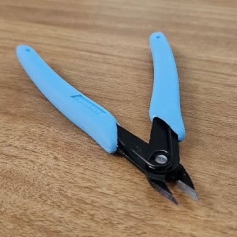 pince coupante de précision.