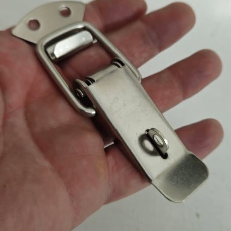 crochet pour caisse avec cadenas